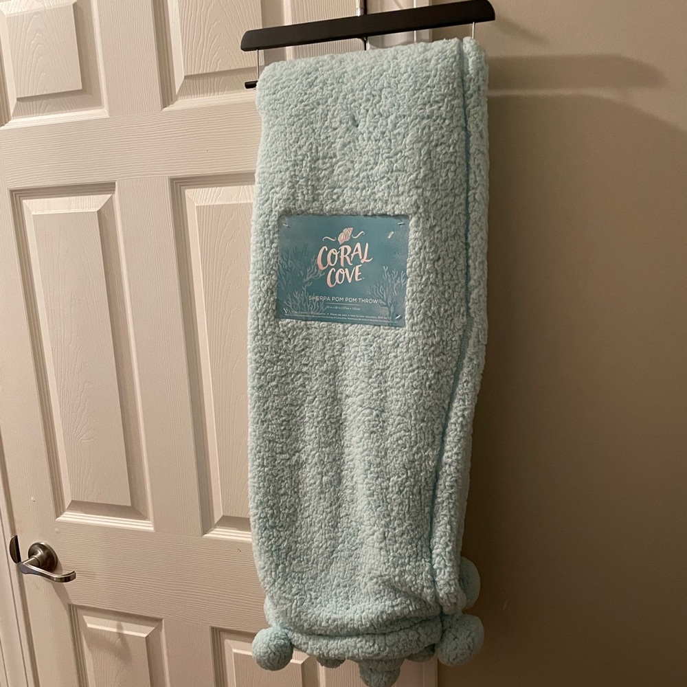 NWTS SHERPA POM POM THROW